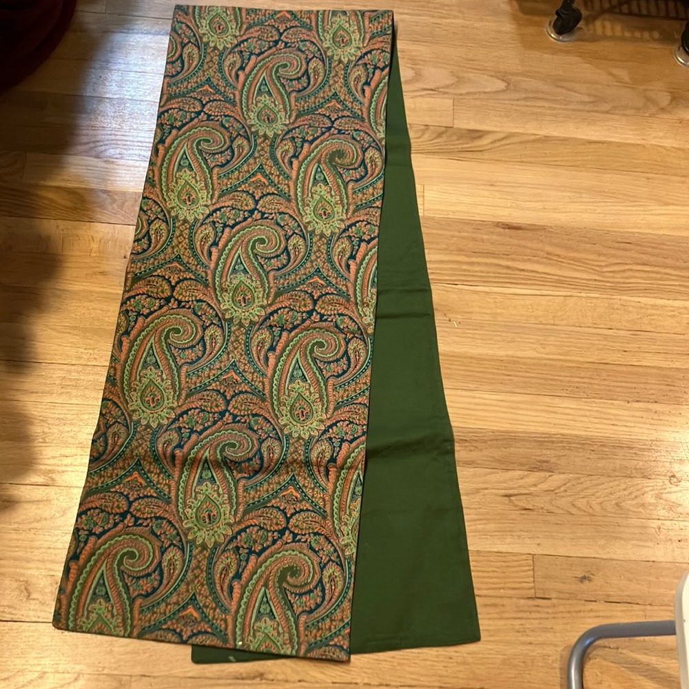 COPY - COPY - NWOT ?  Sur La Table paisley table runner